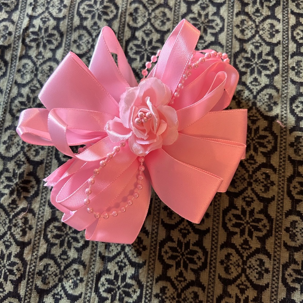 VTG 80s Cute Pink Ribbon, pearl, and flower Clip Hair Bow. Unbranded.